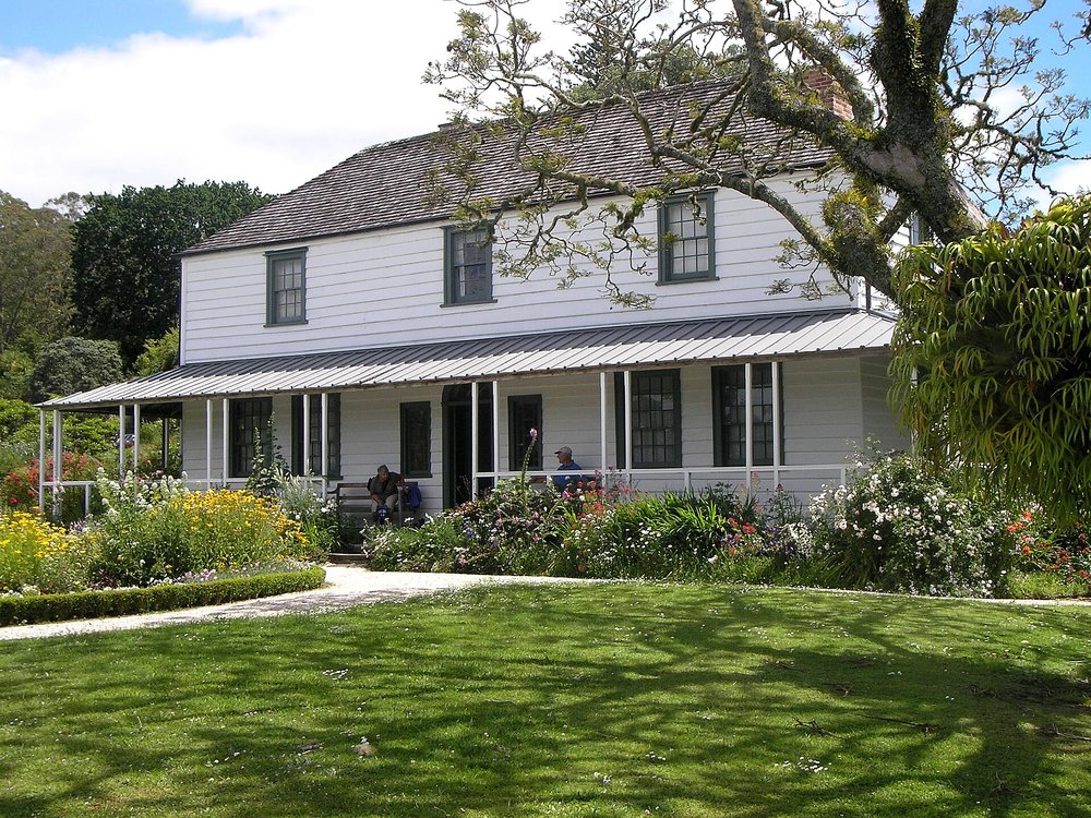 Historic Kemp House surrounded by beautiful gardens | Photo from Winstonwolfe on Wikimedia Commons