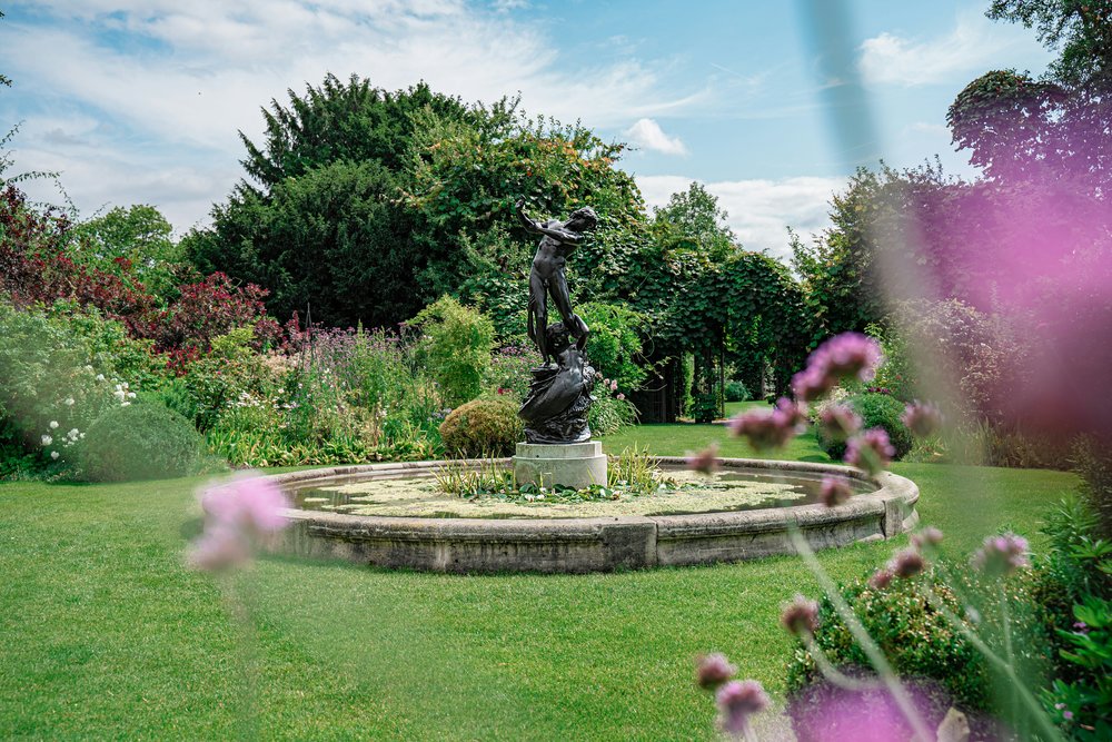 The pond of St John's Lodge Garden, a secret garden hidden in Regent's Park | Photo Credit: Daphné Be Frenchie on Unsplash