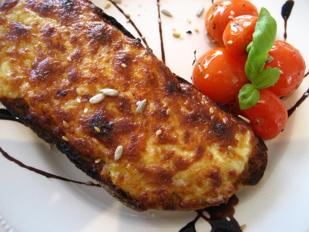 Welsh Rarebit with tomatoes on the side | Photo Credit: Wikimedia Commons