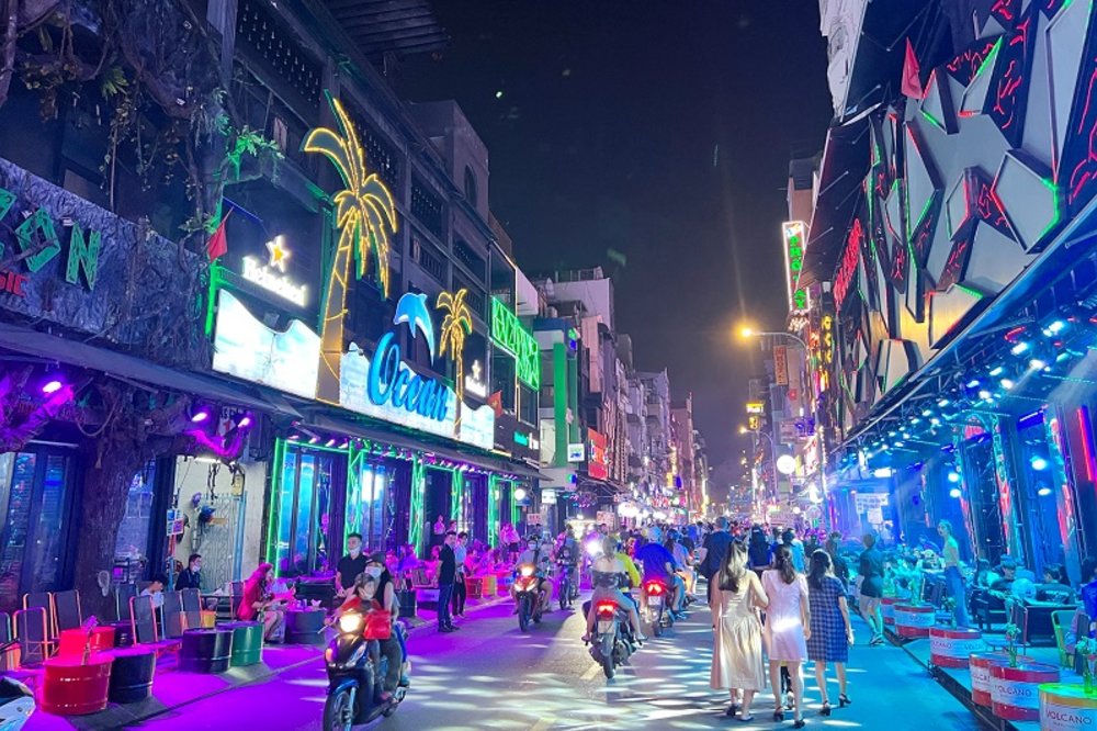 Ăn Gì Tại Bùi Viện? Thiên Đường Ẩm Thực Đường Phố