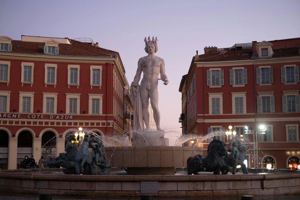 Fontaine du Soleil at sunset in Place Masséna | Photo Credit: Hugo Cuocolo on Pexels