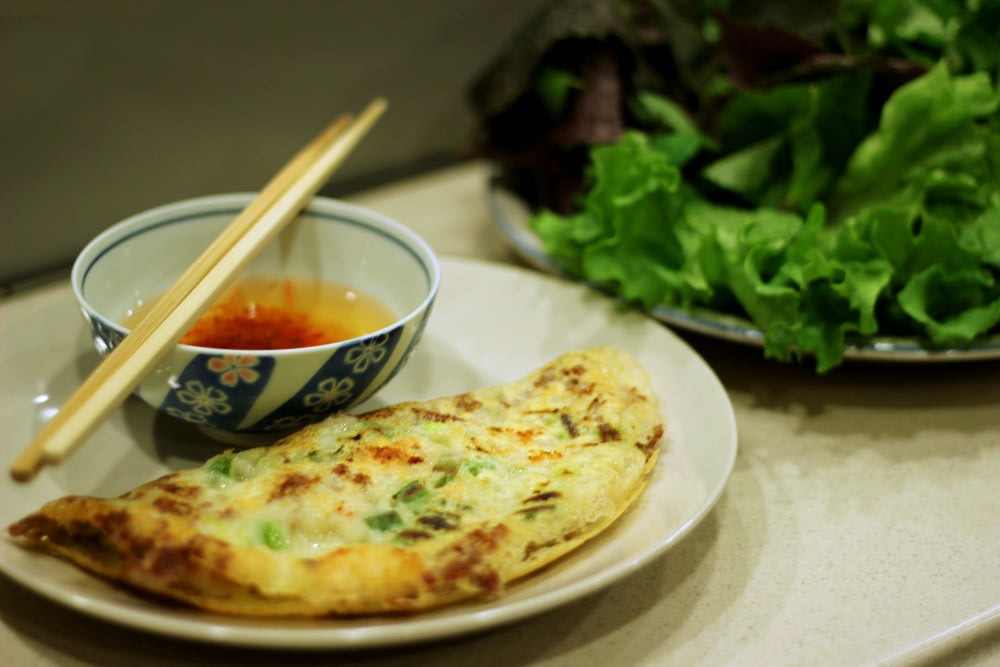 A plate of banh xeo with nuoc cham dipping sauce | Photo from Vivian D Nguyen on Wikimedia