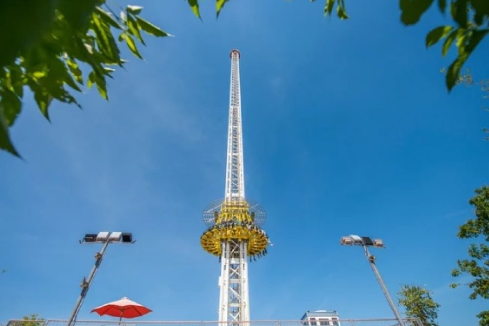 Tháp Rơi (Drop Tower): Cú Rơi Tự Do "Thót Tim" Giữa Lưng Chừng Núi