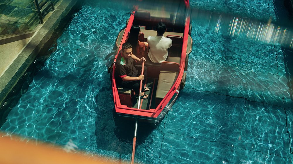 Ngồi Thuyền Sampan Rides Trong The Shoppes