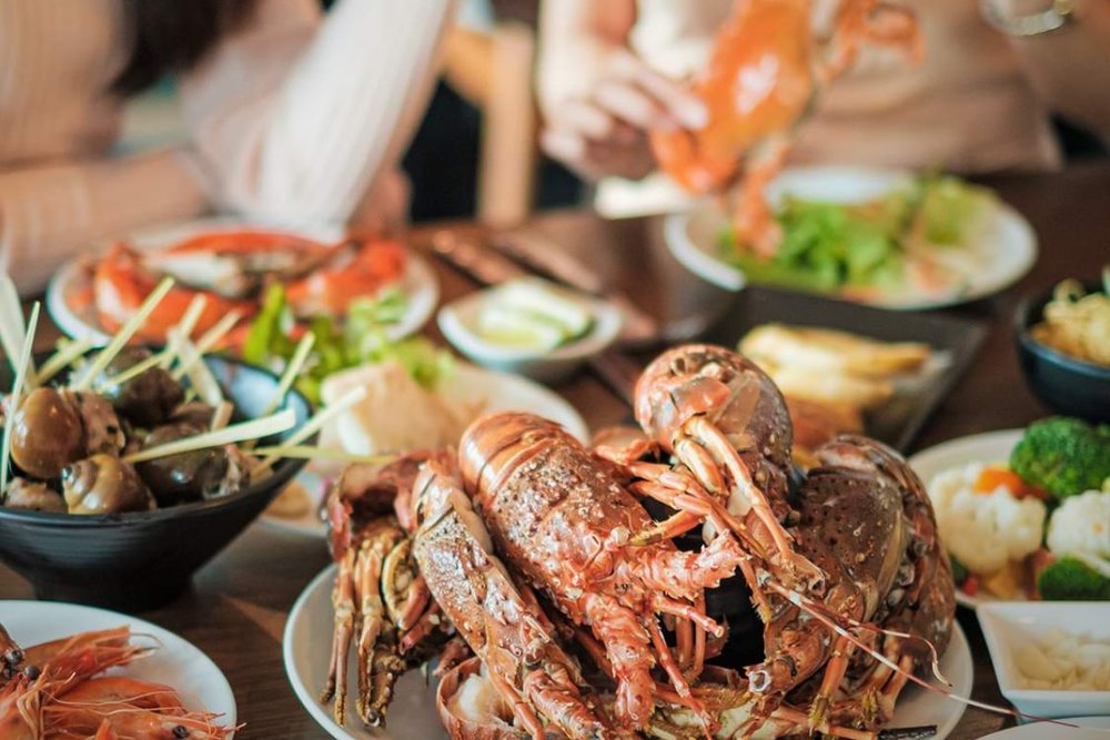 Buffet Hải Sản Riverside Café - Khách Sạn Renaissance Riverside Saigon: View Sông Triệu Đô