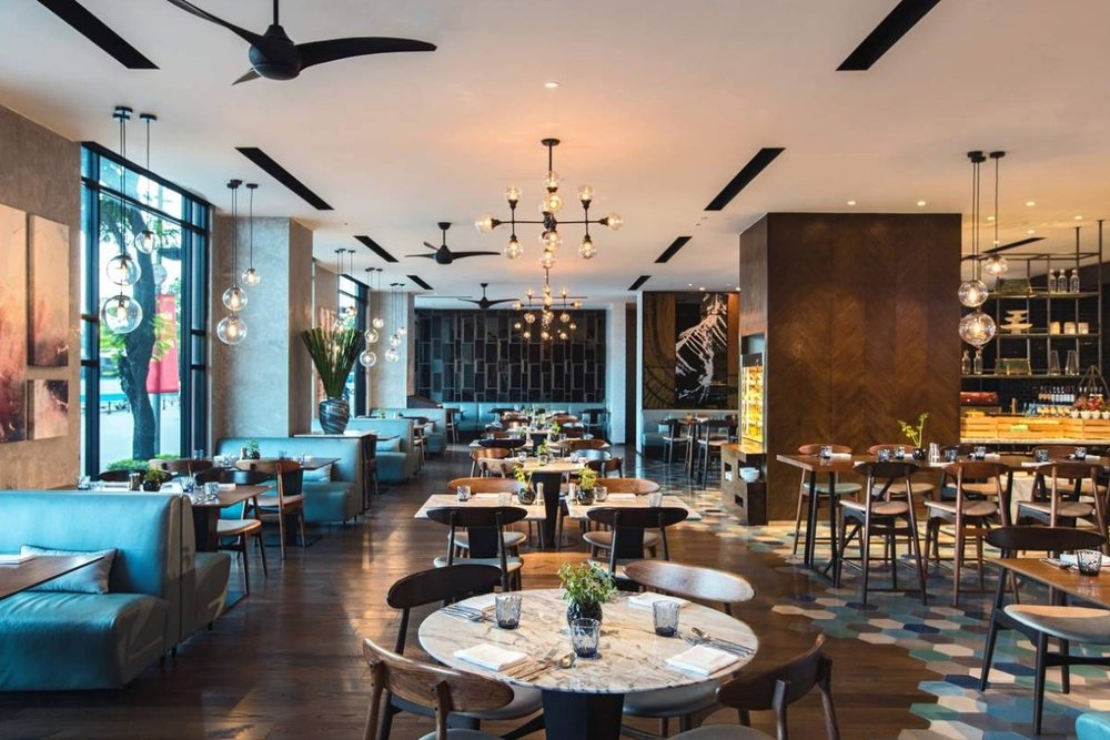 Buffet Hải Sản Riverside Café - Khách Sạn Renaissance Riverside Saigon: View Sông Triệu Đô