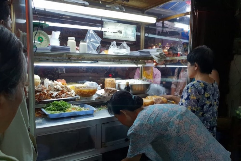 Bánh Mì Không Tên: Trải Nghiệm Xếp Hàng Chờ Đợi Ổ Bánh Mì "Huyền Thoại" Đêm Vũng Tàu