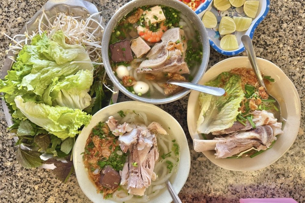 Bánh Canh Long Hương: Trạm Dừng Chân "Huyền Thoại" Trước Cửa Ngõ Vào Xứ Biển