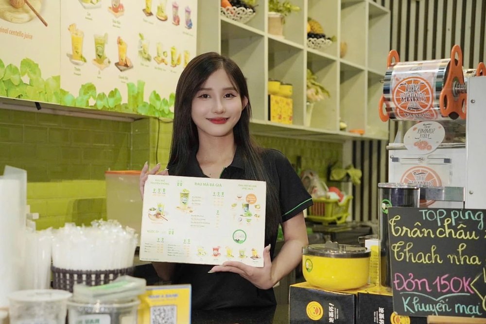 Rau Má Bà Già: Ly Nước "Quốc Dân" Đập Tan Cơn Nóng Trên Con Phố Ăn Vặt Đồ Chiểu