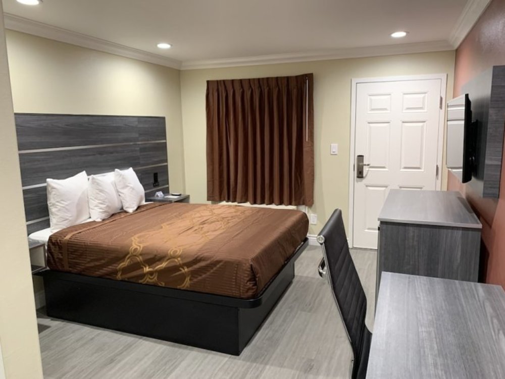 Standard guest room at Pacific Inn Anaheim