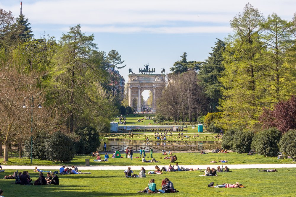 Relaxing afternoon at Parco Sempione in Milan | Photo Credit: Wikimedia Commons