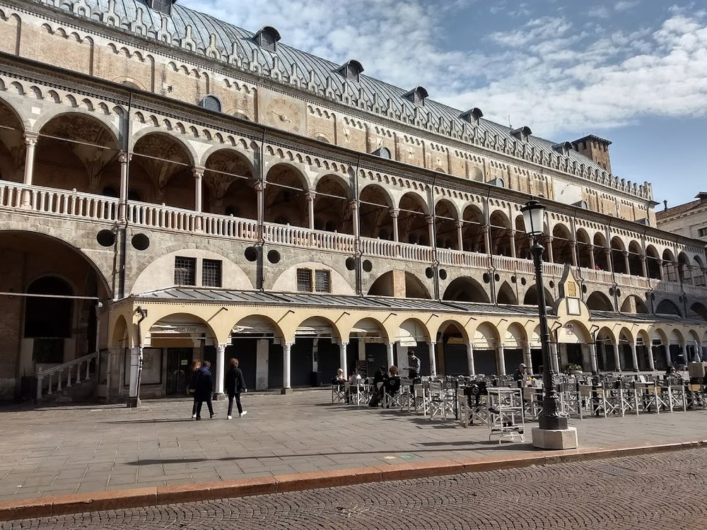 Palazzo della Ragione arcade in Piazza dei Mercanti, Milan | Photo Credit: Wikimedia Commons