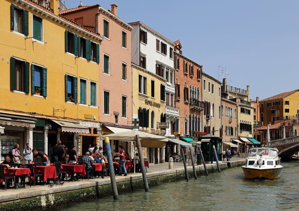 Colorful canal-side buildings and cafés in Cannaregio | Photo Credit: Wikimedia Commons