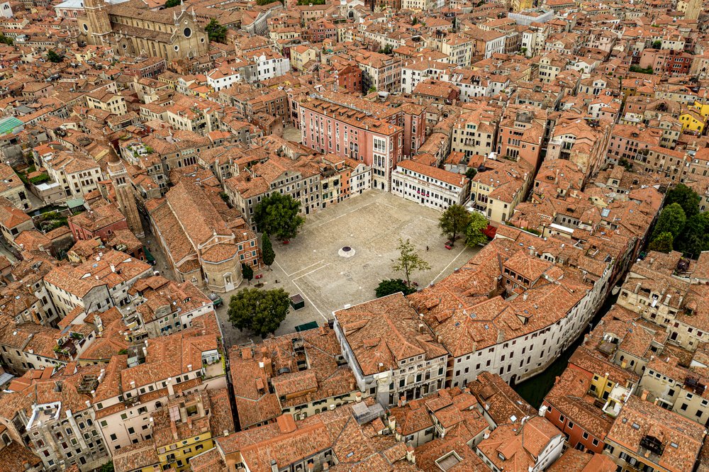 Aerial view of San Polo’s rooftops and historic square | Photo Credit: Wikimedia Commons