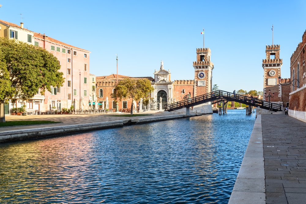Peaceful canals and historic landmarks in Castello | Photo Credit: Wikimedia Commons