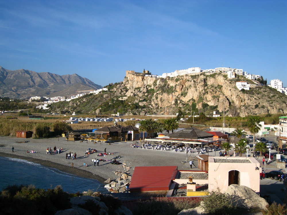 The iconic dark-sand shore backed by Salobreña Castle | Photo by Dirk Hartung on Wikimedia