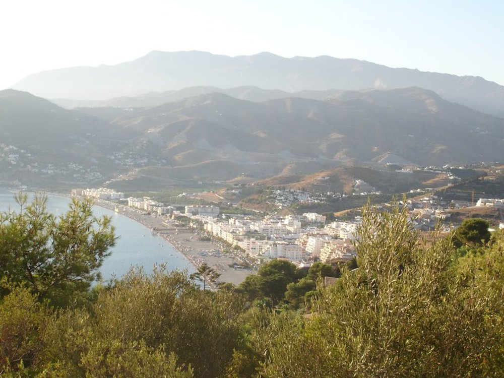 Playa de la Herradura, a horseshoe-shaped bay ideal for diving | Photo by Sergio Rodríguez on Flickr
