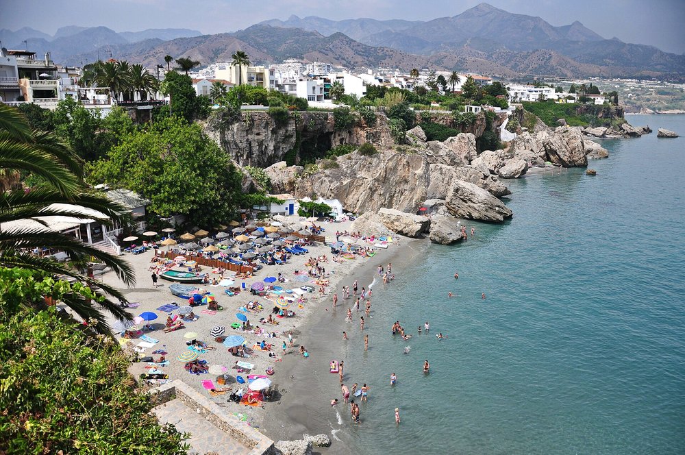 Playa de Calahonda, a calm fishing village beach perfect for a relaxing lunch| Photo by Rober Martinez on Wikimedia