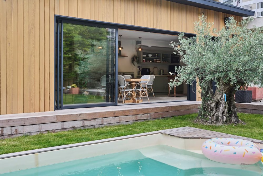 Les Pénates Bordelaises, a modern Bordeaux home with pool and garden retreat