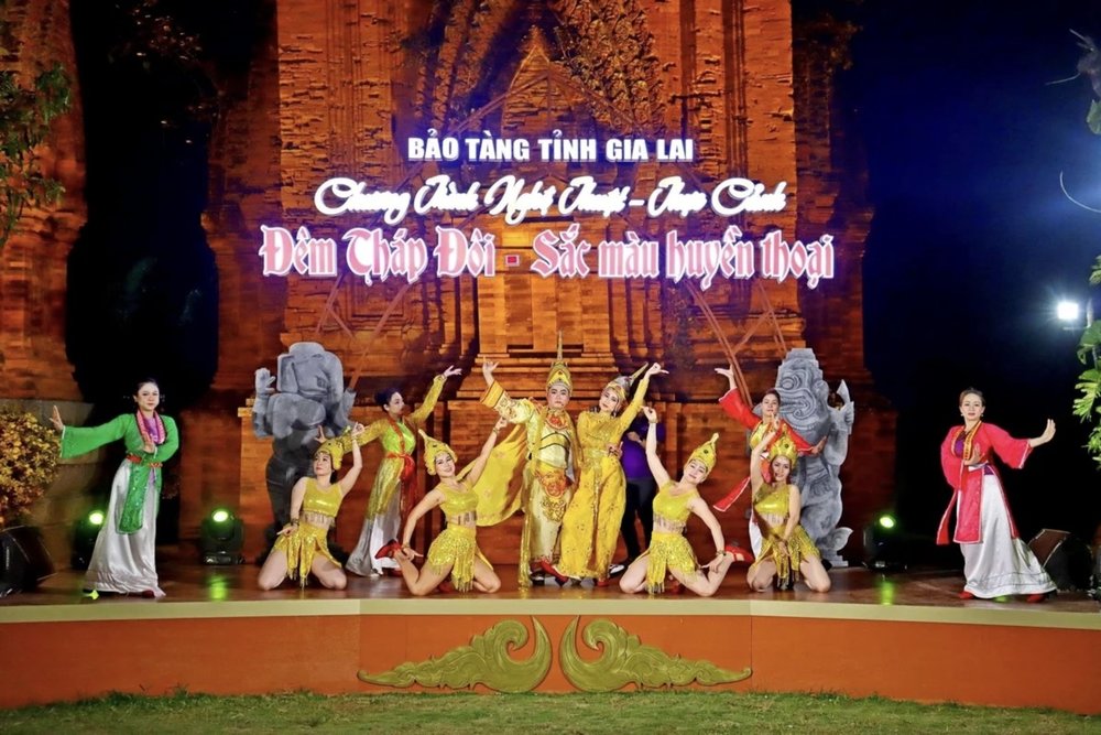 Show Đêm Tháp Đôi - Sắc Màu Huyền Thoại