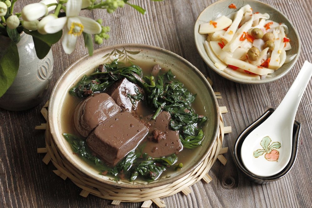 Tiết Hầm Lá Ngải Cứu - Món Ngon Bổ Dưỡng Ở Hạ Long