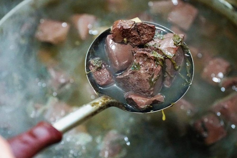 Tiết Hầm Lá Ngải Cứu - Món Ngon Bổ Dưỡng Ở Hạ Long