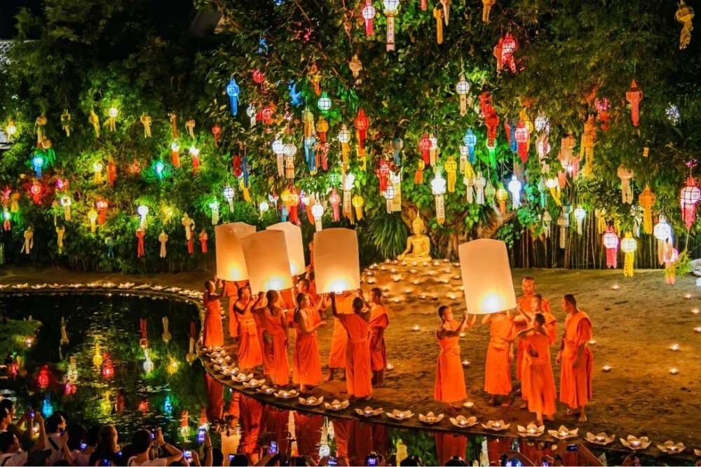 Khoảnh Khắc Triệu Đô: Hàng Ngàn Chiếc Đèn Khom Loi Thắp Sáng Trời Đêm