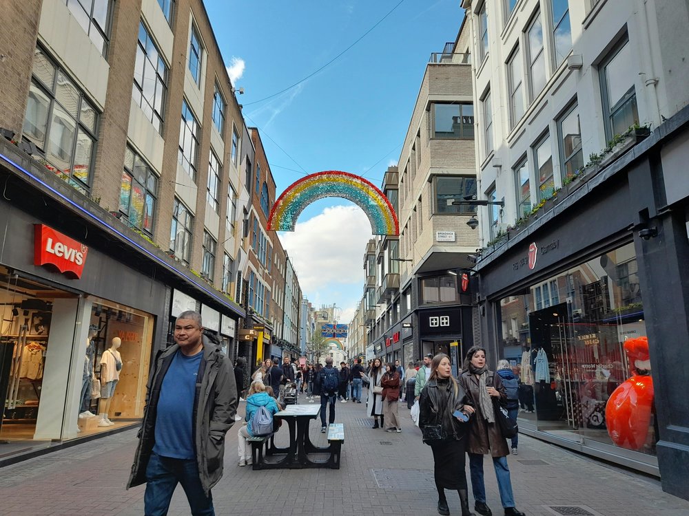 Elegant Mayfair shopping street in central London | Photo from David Allen on Pexels