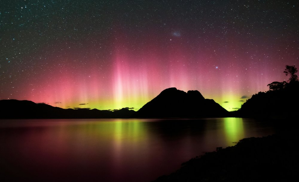 Vibrant southern lights above Tasmania