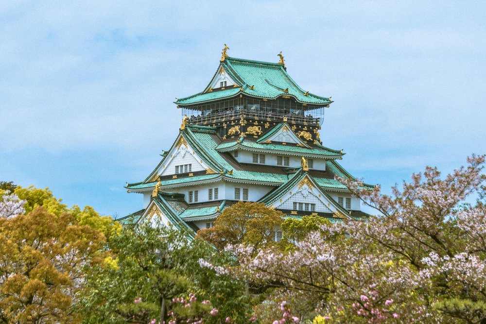 Osaka Castle surrounded by spring blossoms in Japan | Photo Credit: Bjorn Pierre on Pexels
