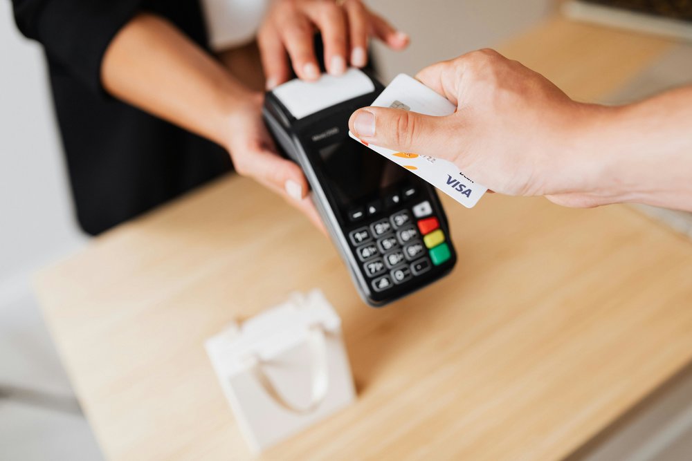 Contactless card payment while travelling in Japan | Photo Credit: Wikimedia Commons