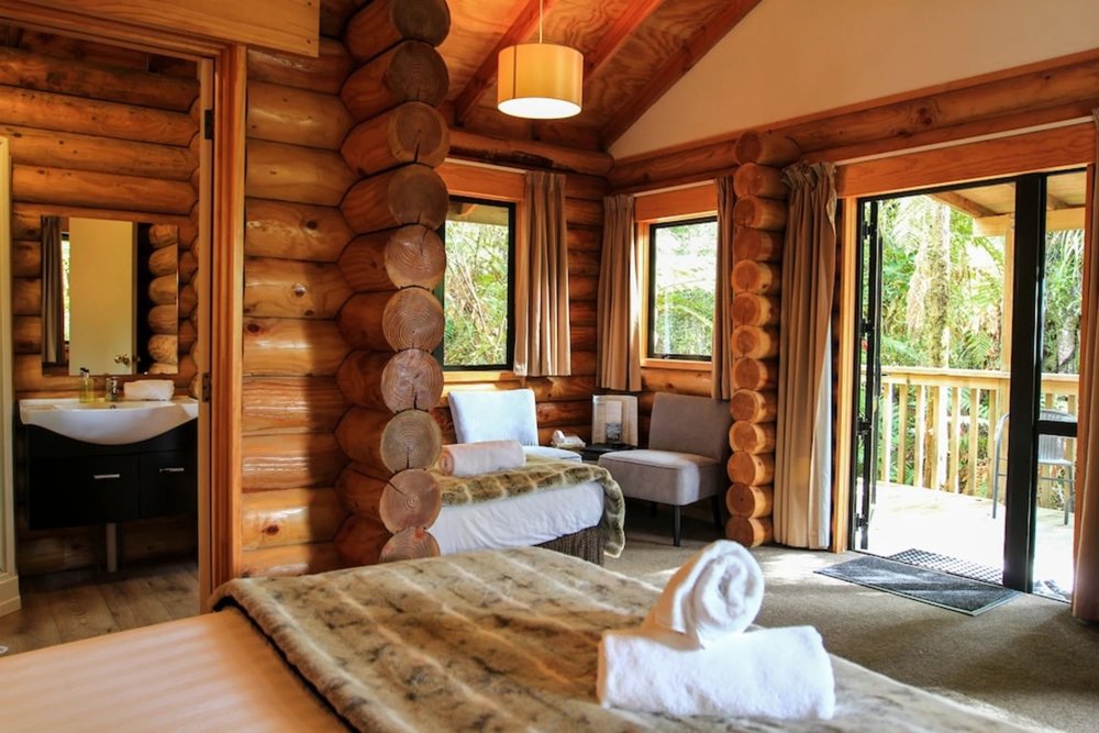  Rustic log cabin accommodation in Rainforest Retreat