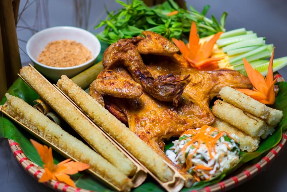 Hương Vị Hẹn Hò Giữa Tầng Mây: Đi Cầu Kính Thì Ăn Gì Cho Lãng Mạn?