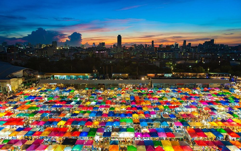 Rod Fai Market Srinakarin (Bangkok) - Chợ Đêm Phong Cách Retro