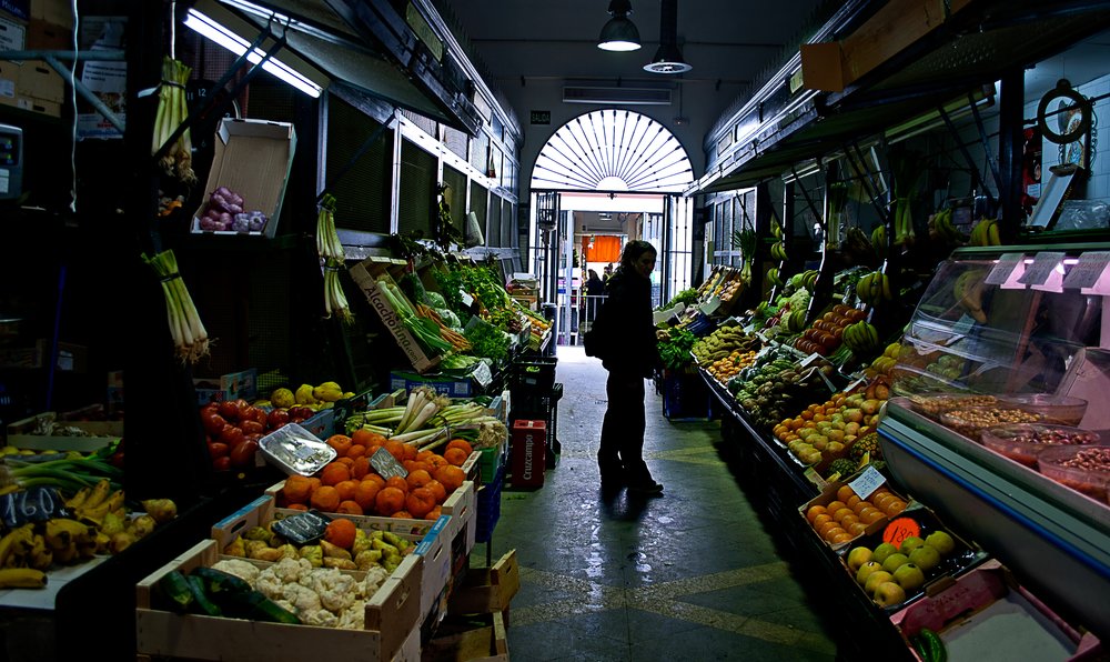 Browsing through fruits and vegetable stands in Mercado Feria | Photo Credit: Wikimedia Commons