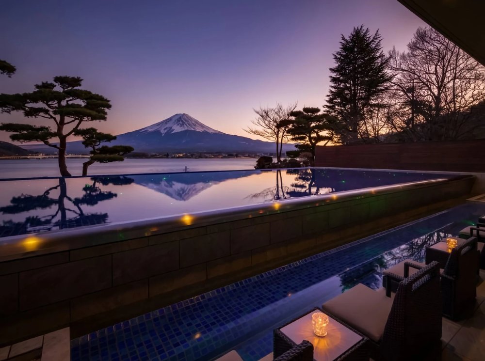 A clear view of Mount Fuji from Shuhokaku Kogetsu’s outdoor onsen