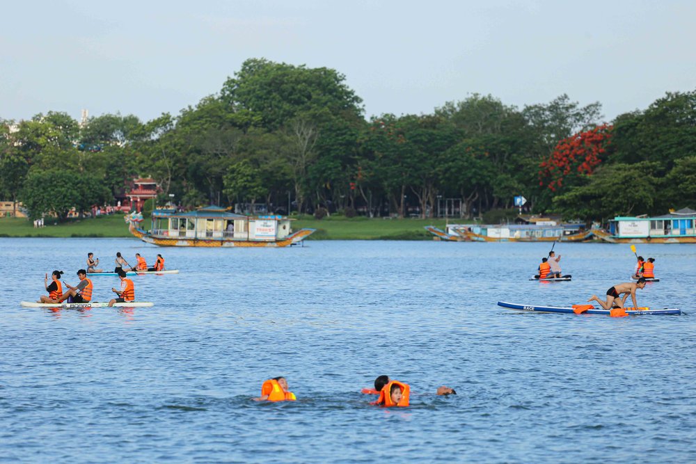 Sông Hương, Huế - Chèo SUP Kiểu Thơ, Êm Và Rất “Healing”