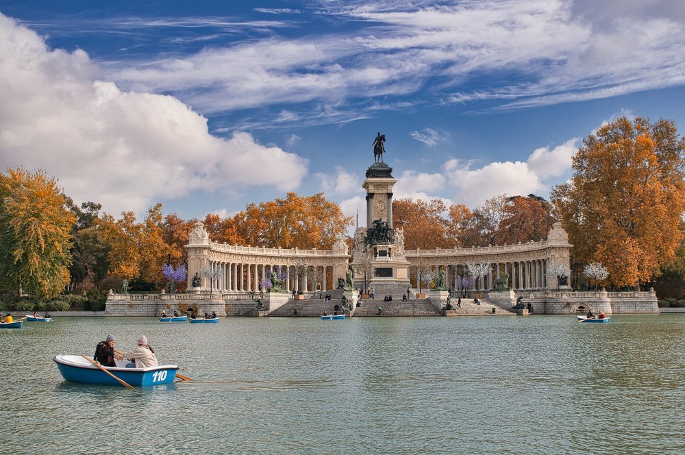 Rent a rowboat in Retiro lake