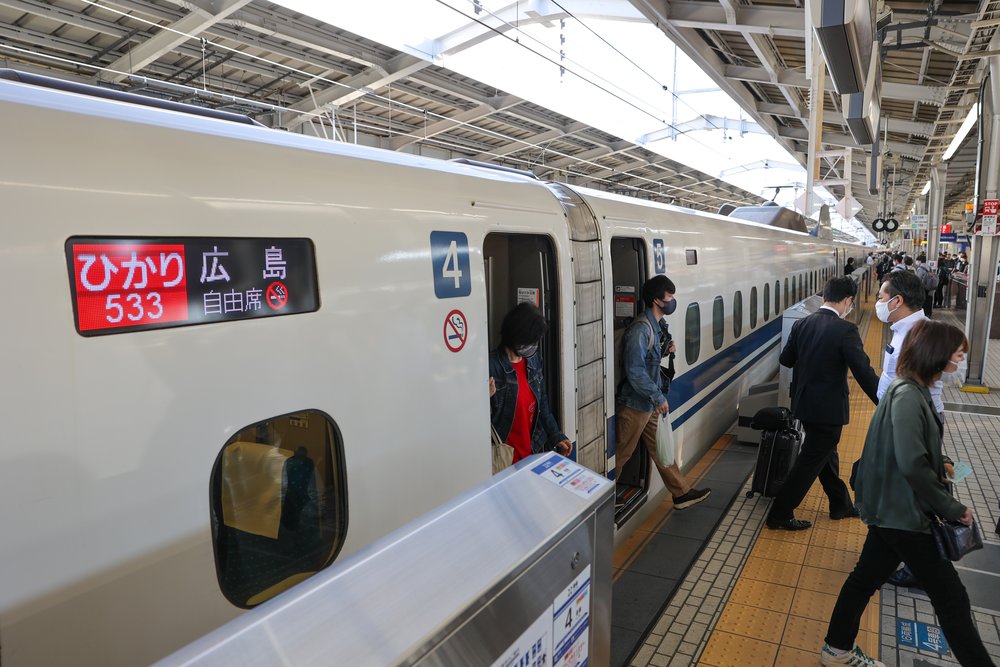 The shinkansen platform in Tokyo Station