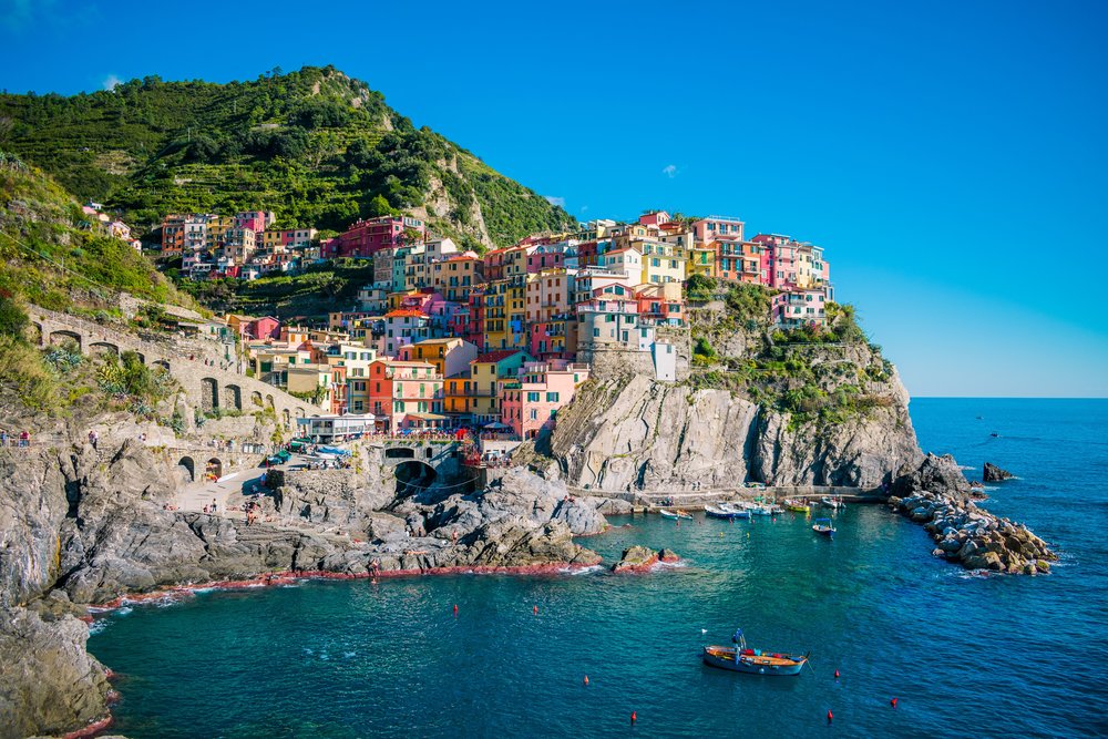 Colorful houses on top of a cliff in Cinque Terre | Photo Credit: Jarod Barton on Pexels
