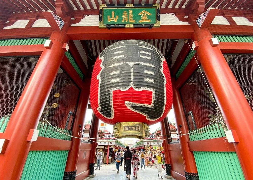 The iconic Kaminarimon Gate, the gateway to Asakusa’s history