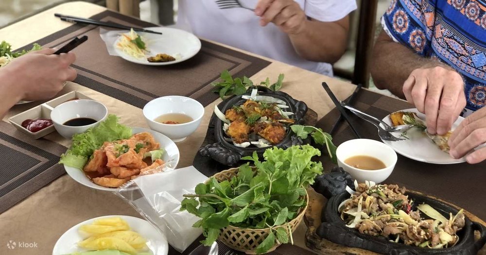 Trưa: Thưởng Thức Đặc Sản Cố Đô