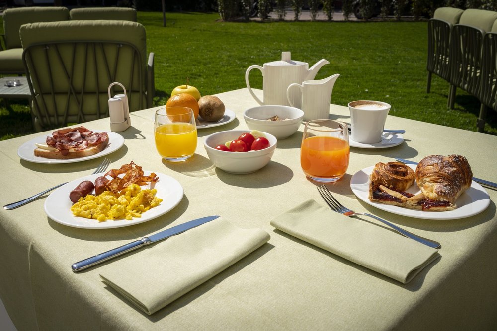 Garden breakfast at Villa Neroli