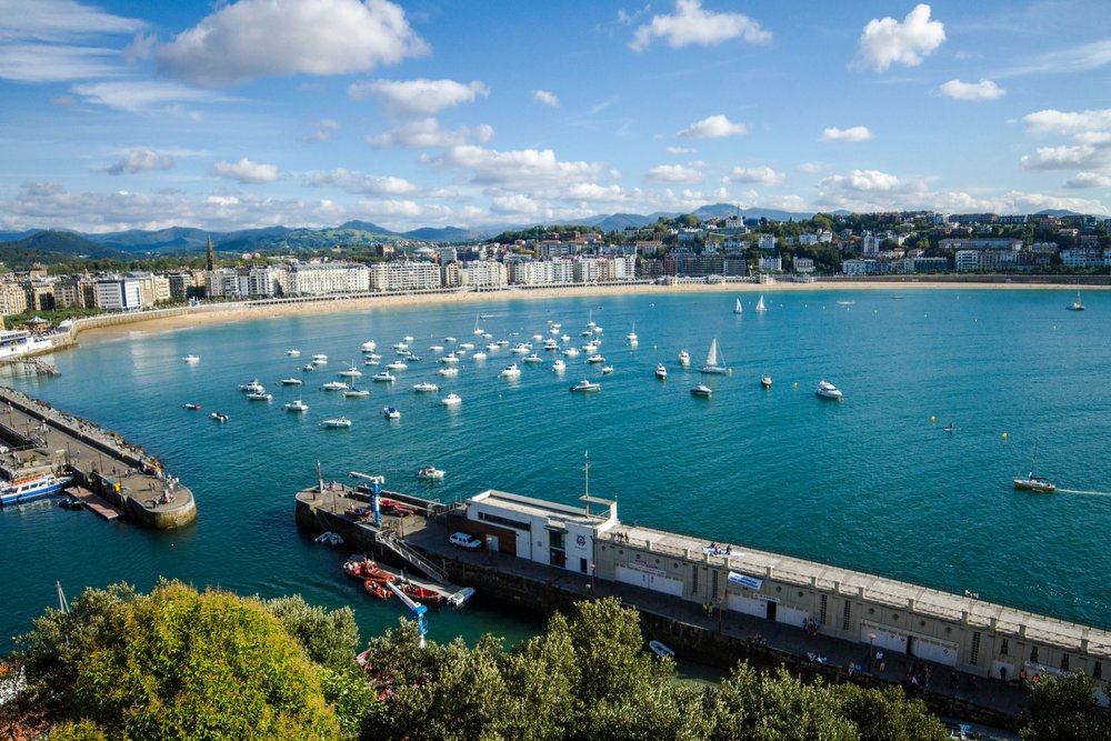 San Sebastián beach coast | Photo Credit: Andrea Huls Pareja on Unsplash