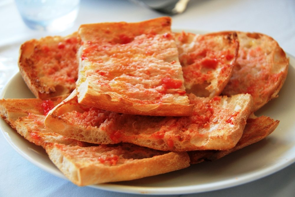 Pa amb tomàquet | Photo Credit: Wikimedia Commons