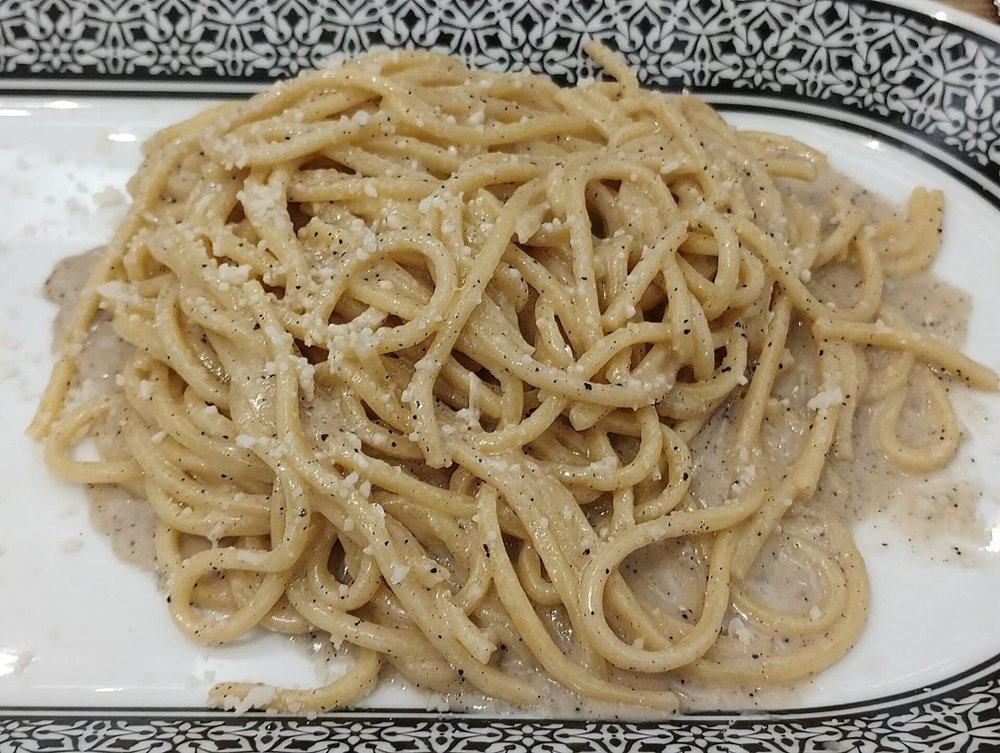 A plate of creamy spaghetti cacio e pepe