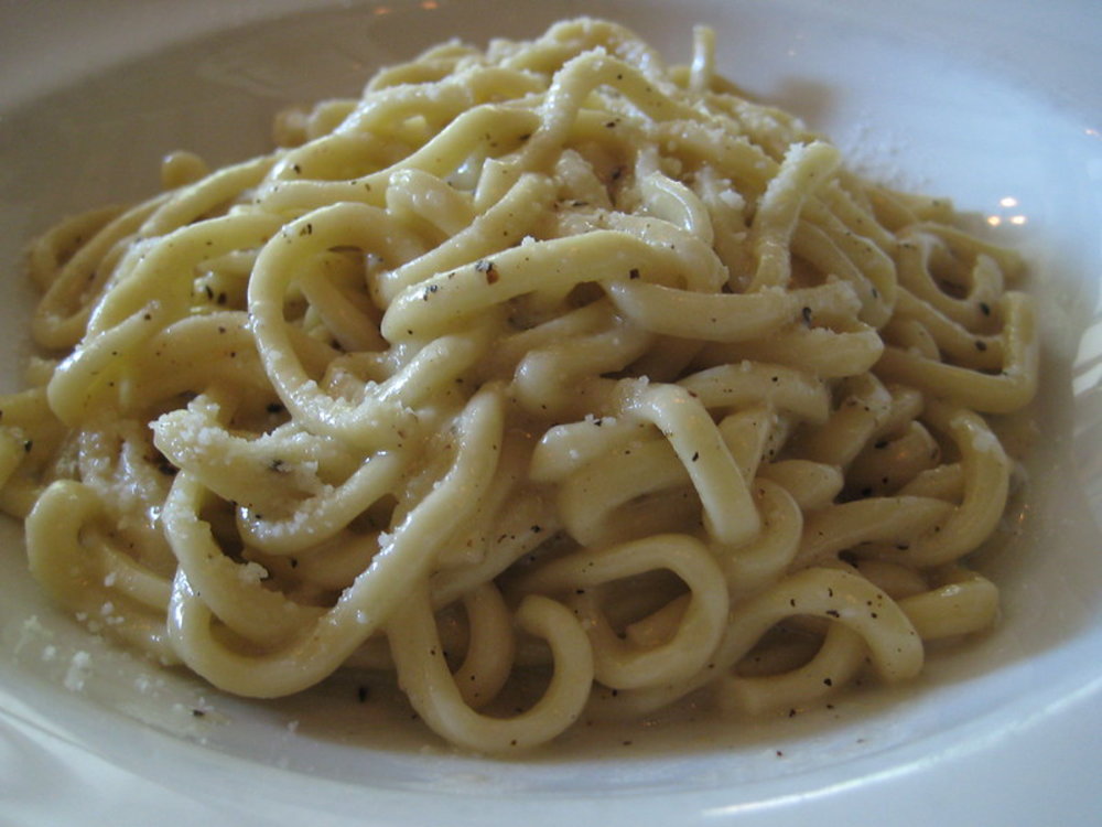 A plate of cacio e pepe using tonnarelli pasta