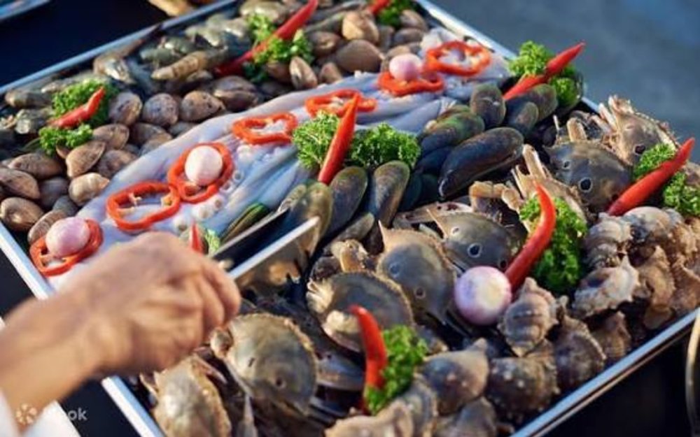 17:30 - 21:00: Ngắm Hoàng Hôn Và Tiệc BBQ Hải Sản Đêm