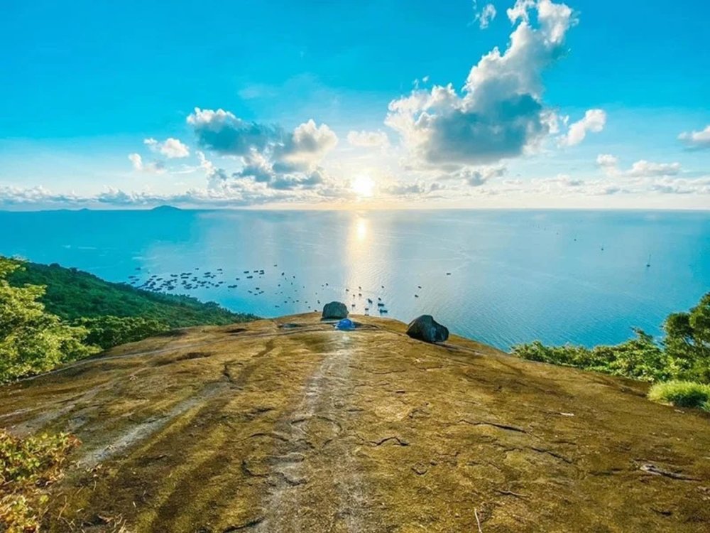 06:00 - 09:30: Trekking Đỉnh Ma Thiên Lãnh - Nóc Nhà Hòn Sơn