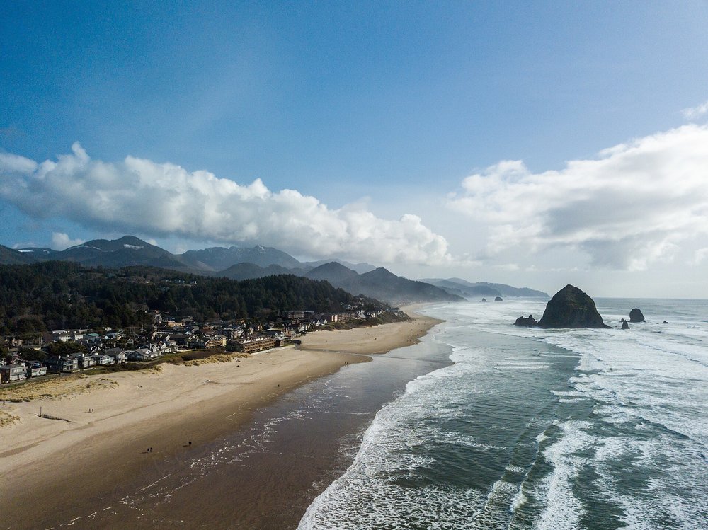 Haystack Rock at Cannon Beach, Oregon | Photo by DiscoverWithDima on Wikimedia